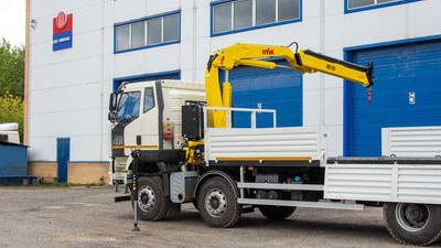 Автомобиль бортовой c КМУ HYVA HB150E2 и прицепом-подкатной тележкой