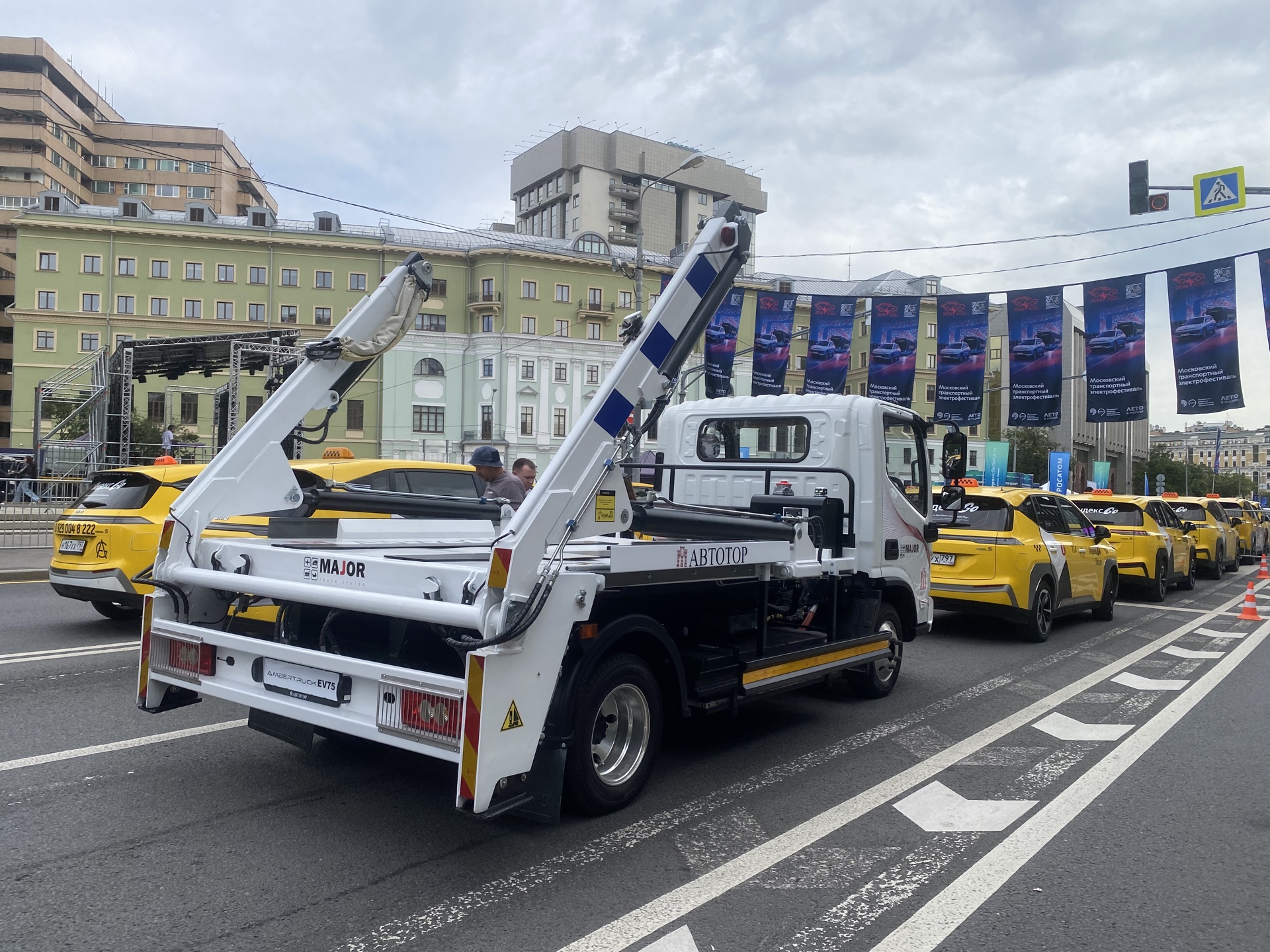 27 июня в Москве состоялся второй транспортный электрофестиваль, главным событием которого стал заезд электромобилей по Садовому кольцу! 